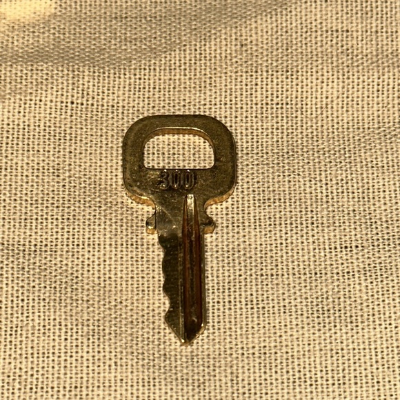 Louis Vuitton brass city steamer lock and key set - Picture 4 of 5